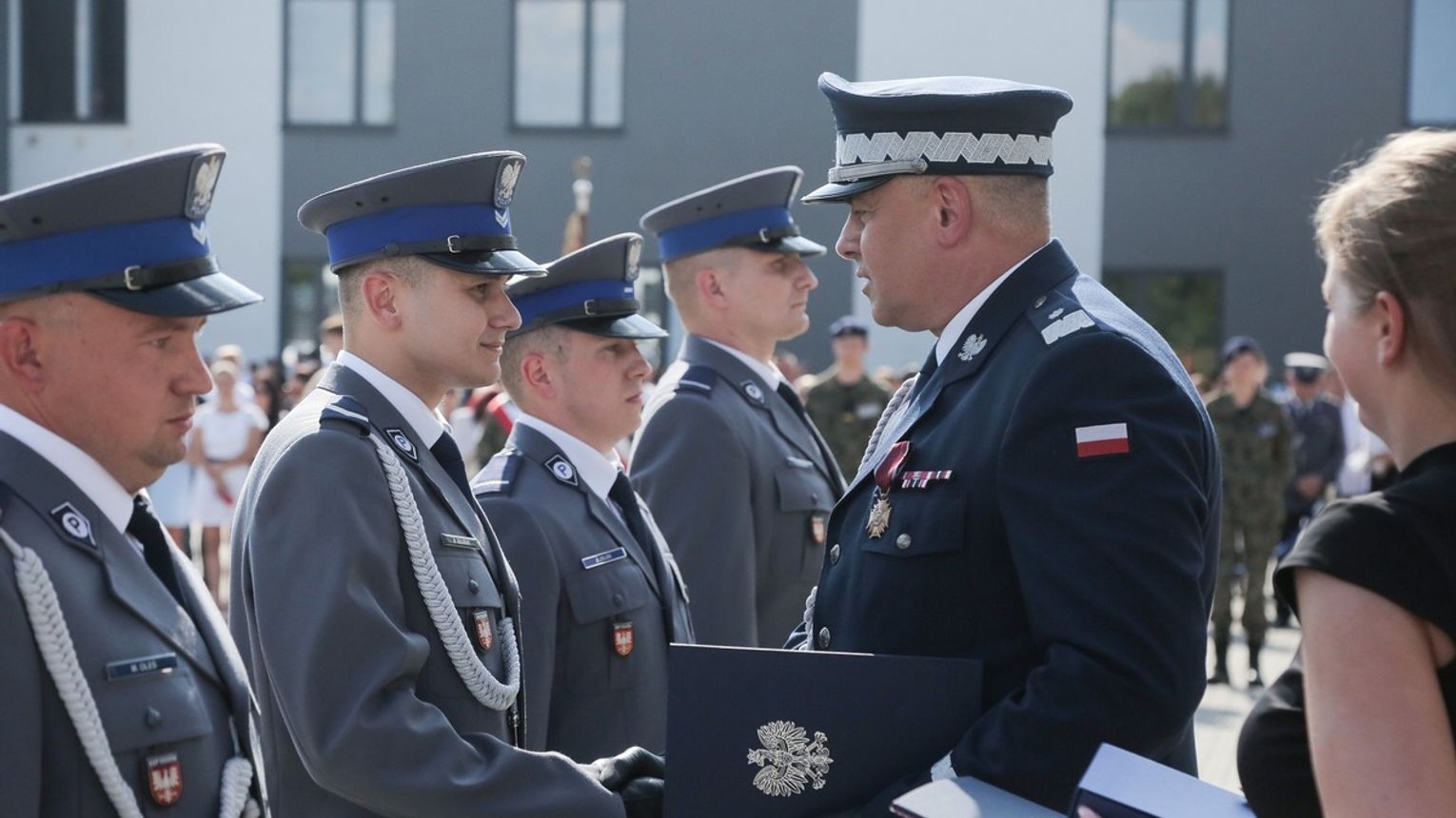 Policjanci zostali wyróżnieni i otrzymali podziękowanie za uratowanie życia