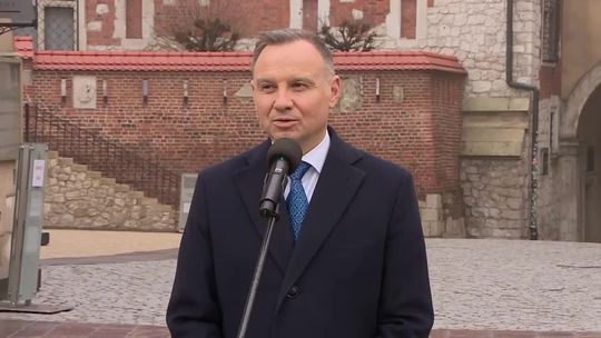 13. rocznica katastrofy smoleńskiej. Prezydent złożył kwiaty na grobie Lecha i Marii Kaczyńskich