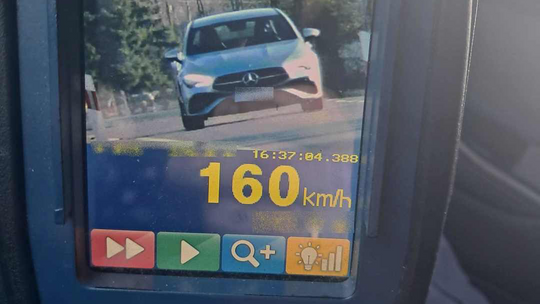 160 km/h przez Otfinów mercedesem. Kierujący stracił prawo jazdy i otrzymał wysoki mandat