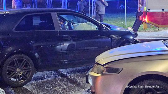 22-latka trafiła do szpitala po zderzeniu dwóch samochodów osobowych w Tarnowie