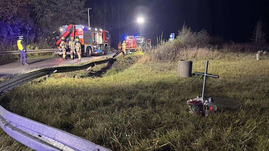 24-latek zabrany do szpitalu po dachowaniu fiata w powiecie brzeskim 24-latek zabrany do szpitalu po dachowaniu fiata w powiecie brzeskim