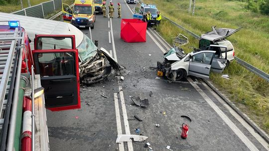 3 osoby nie żyją po wypadku busa i osobówki na obwodnicy Dąbrowy Tarnowskiej