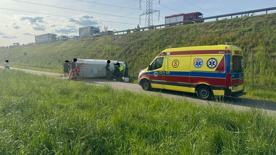 4 osoby trafiły do szpitala po wypadku na A4 pod Tarnowem. Jeden z samochodów wypadł z autostrady!