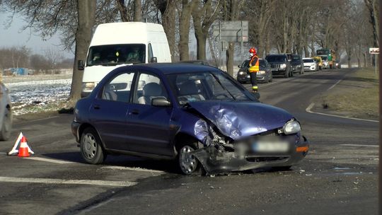 82-letni pirat drogowy w Mościcach spowodował kolizję i uciekł. Manewry skończył na Mroźnej wymuszając pierwszeństwo na ciężarówce