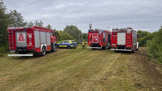 Akcja ratunkowa na Dunajcu w Łukanowicach, do rzeki wpadł ciągnik i operator Akcja ratunkowa na Dunajcu w Łukanowicach, do rzeki wpadł ciągnik i operator