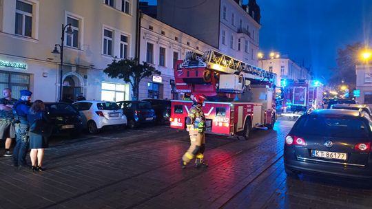 Alarm pożarowy na ul. Krakowskiej w Tarnowie. Na miejscu kilka zastępów straży i drabina