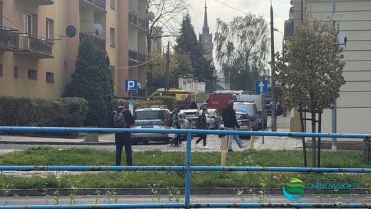 Alarm w Zespole Szkół Budowlanych w Tarnowie. Dwóch uczniów mogło ulec zatruciu. Na miejscu liczne służby ratunkowe