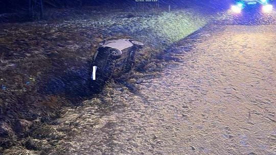 Atak zimy w regionie tarnowskim. W Łęgu Tarnowskim samochód wpadł do rowu