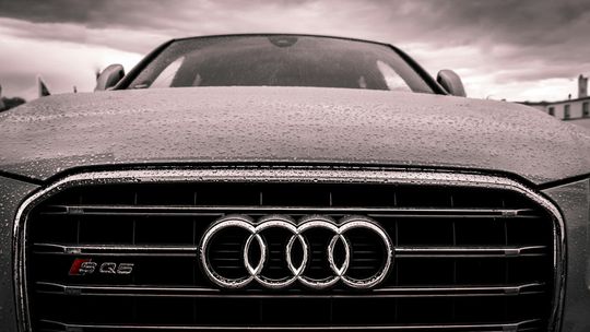 Audi Q5 TFSI e – hybrydowy SUV, który łączy sportowy styl z ekologiczną technologią Audi Q5 TFSI e – hybrydowy SUV, który łączy sportowy styl z ekologiczną technologią