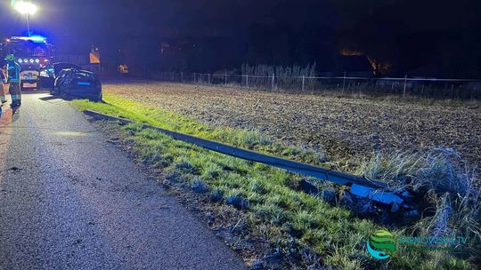 Audi rozbiło się o słup w Grabnie! Gdy przyjechały służby, przy samochodzie nie było nikogo. Gdzie podział się kierowca?