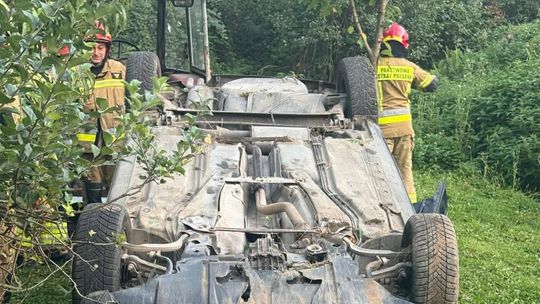 Audi spadło z kilkunastometrowego zbocza w gminie Zakliczyn. Na posesji znaleziono też ciągnik!