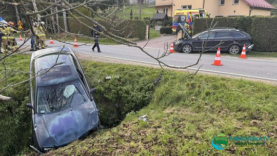 Audi w rowie po zderzeniu ze skodą w Janowicach