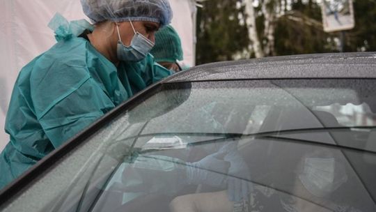 Auto odbiło się od skarpy i dachowało. Kierująca wyjeżdżała ze szczepienia