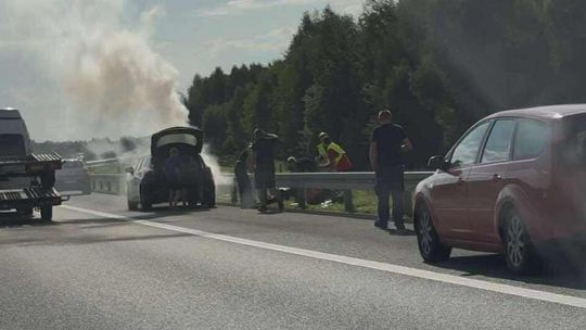 Auto spłonęło na autostradzie