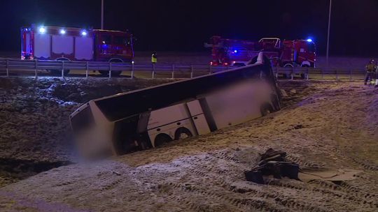 "Autokar pokonał barierę i wjechał w to samo miejsce co dwa tygodnie temu". Jedna osoba nie żyje, cztery ranne w wypadku na Podkarpaciu