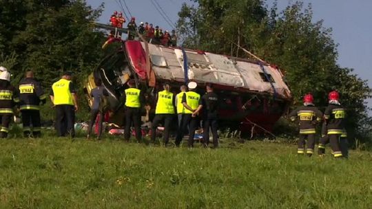 Autokar spadł ze skarpy na "zakręcie śmierci" na Podkarpaciu. Trzy osoby nie żyją, 51 rannych