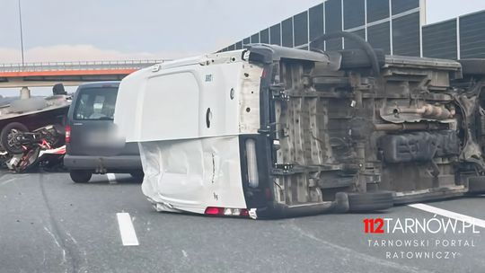 Autostrada zablokowana po zderzeniu dwóch pojazdów pod Brzeskiem