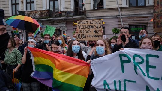 "Będziemy protestować, dopóki prezydent nie przeprosi..." - kontrmanifestacja podczas spotkania z Andrzejem Dudą w Tarnowie