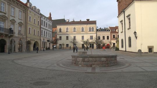 Bezpieczniej na tarnowskim rynku po płomieniowaniu płyt