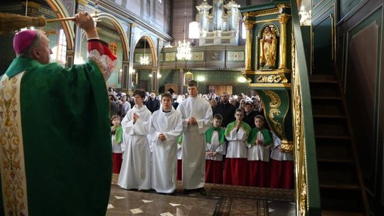 Biskup Andrzej Jeż poświęcił odnowiony ołtarz, ambonę oraz obraz Matki Bożej w Dąbrowie Tarnowskiej