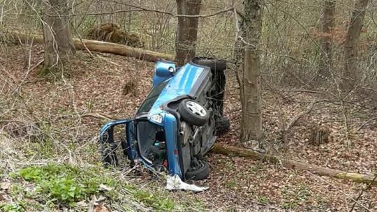 Bochnia: Samochód wypadł z drogi i spadł ze skarpy. 19-latka za kierownicą