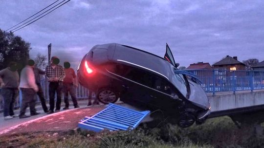 Borzęcin. Samochód zawisł  nad rzeką, kierowca na czas opuścił pojazd