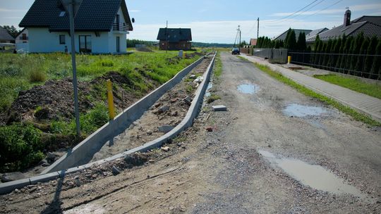 Borzęcin. Wybudowano drogę „Działki IV” wraz z chodnikiem