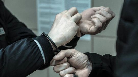 Brzescy policjanci zatrzymali oszusta. Chciał wyłudzić 240 tysięcy złotych.