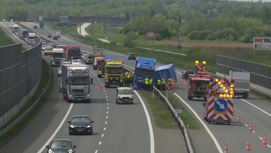 Brzesko. Ciężarówka wjechała w bariery na autostradzie A4