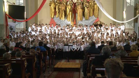Brzesko. Ponad 400 uczniów zaśpiewało wspólnie hymn. To w ramach ogólnopolskiego konkursu
