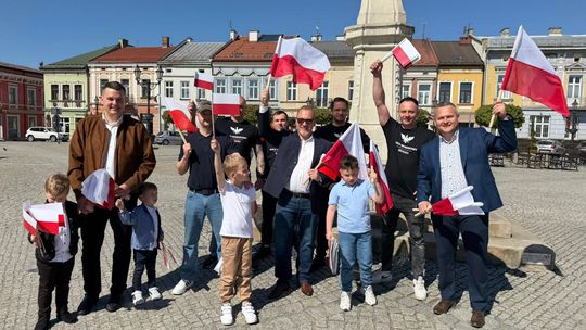 Brzesko w biało-czerwonych barwach. Mieszkańcy otrzymują flagi na Święto Flagi