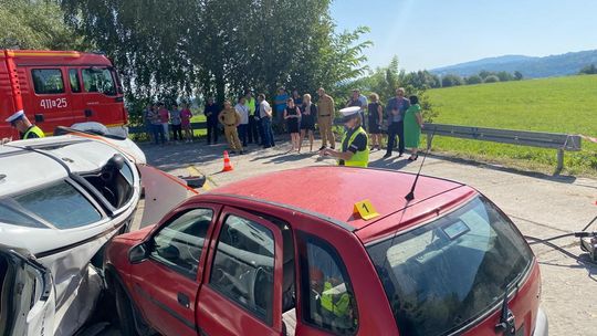 Brzesko. Zderzenie dwóch samochodów, w autach są uwięzione osoby – ćwiczenia służb ratunkowych