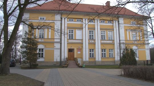 Budynek szkoły średniej na sprzedaż. Gmina Radłów z możliwością kupna pałacu jako pierwsza