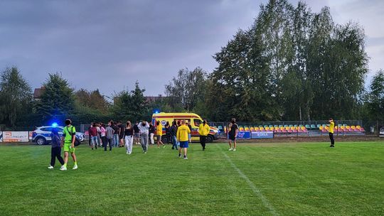 Burda na stadionie Wisły Szczucin, mecz z LKS Luszowice został przerwany. Interweniowała policja i pogotowie ratunkowe
