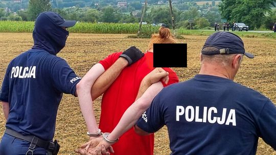 CBŚP zlikwidowało laboratorium mefedronu pod Dębicą. Ponad 28 kg narkotyku i trzech mężczyzn w areszcie