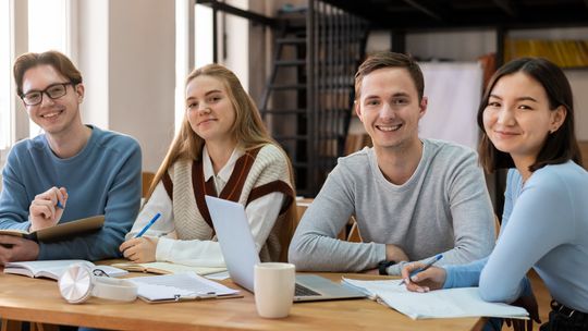 Chcesz spełniać się zawodowo, pomagając młodym ludziom? Studiuj psychologię dzieci i młodzieży!