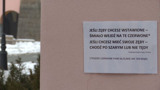 Choć świateł na tarnowskim rynku brak, lepiej nie wchodzić na czerwone. Czy miasto czeka poprawka remontu?