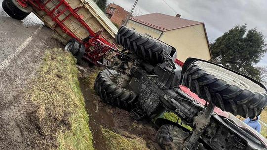 Ciągnik rolniczy wpadł do rowu w Łętowicach wcześniej doszło do kolizji