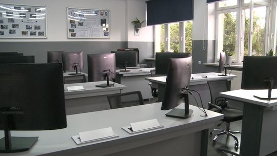 Ciężkowice. Zmodernizowana sala informatyczna w ZSOiZ oficjalnie otwarta