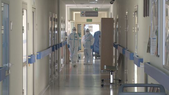 Coraz młodsi pacjenci trafiają na oddział covidowy w dąbrowskim szpitalu