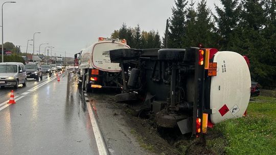 Cysterna w rowie pod Tarnowem, gdzie doszło do zderzenia z audi. Są utrudnienia w ruchu drogowym! Cysterna w rowie pod Tarnowem, gdzie doszło do zderzenia z audi. Są utrudnienia w ruchu drogowym!