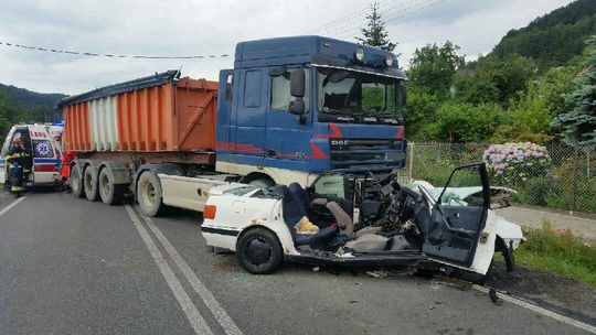 Czchów: Czołowe zderzenie osobówki z ciężarówką 