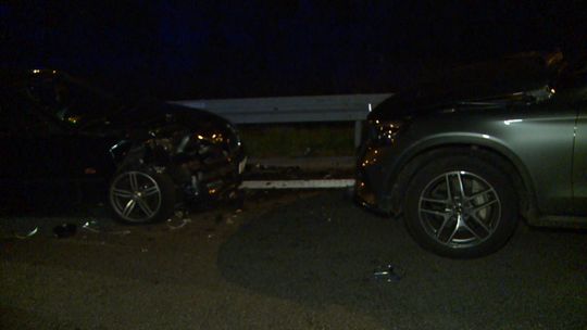 Czołowe zderzenie bmw i mercedesa na obwodnicy Tarnowa. 2 osoby trafiły do szpitala