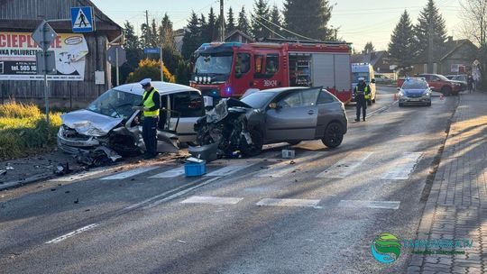 Czołowe zderzenie dwóch samochodów na ul. Klikowskiej w Tarnowie. Są osoby poszkodowane