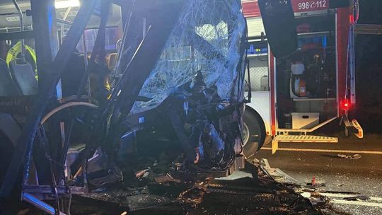 Czołowe zderzenie samochodu z autobusem MPK na DK94 pod Krakowem! Cztery osoby trafiły do szpitala