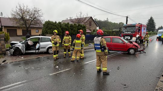 Czołowe zderzenie w Radłowie. Kierujący fiatem w szpitalu