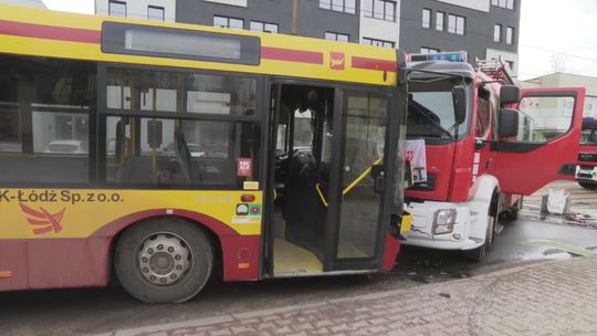 Czołowe zderzenie wozu strażackiego i autobusu miejskiego w Łodzi. Trzy osoby zostały ranne