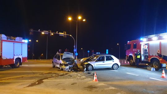 Cztery osoby trafiły do szpitala po zderzeniu samochodów przy ul. Nowodąbrowskiej w Tarnowie