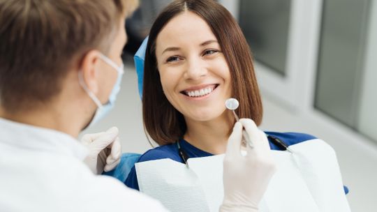 Czym różni się dentysta od stomatologa?