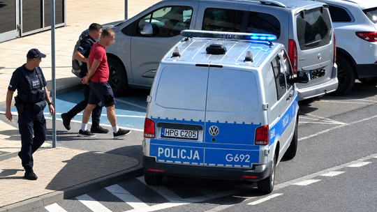 Dąbrowscy policjanci zatrzymali podejrzanego o kradzież rozbójniczą